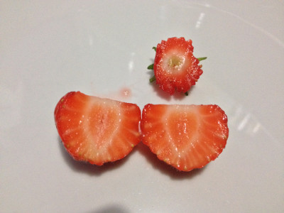 A nice juicy Flamenco strawberry with the top cut off and the berry cut in half vertically. If I had waited until tomorrow the berry could have been the same colour throughout. Sweet, and no fibrous (or missing) core.